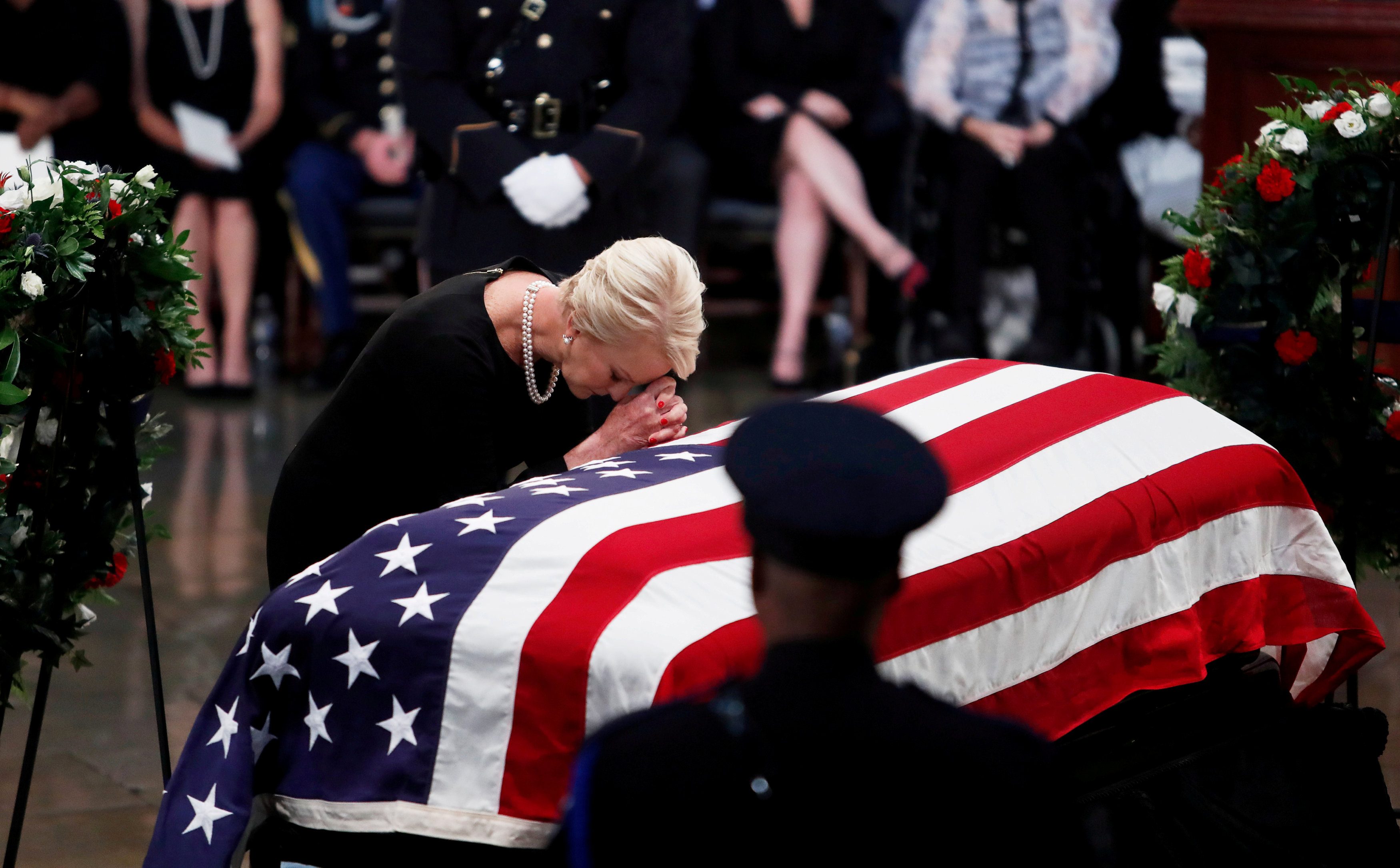 أميركا تودع ماكين بطل حرب الفيتنام وعدو الرئيس.. أوباما وبوش يتصدران التشييع وترمب غير مُرحَّب به (صور)
