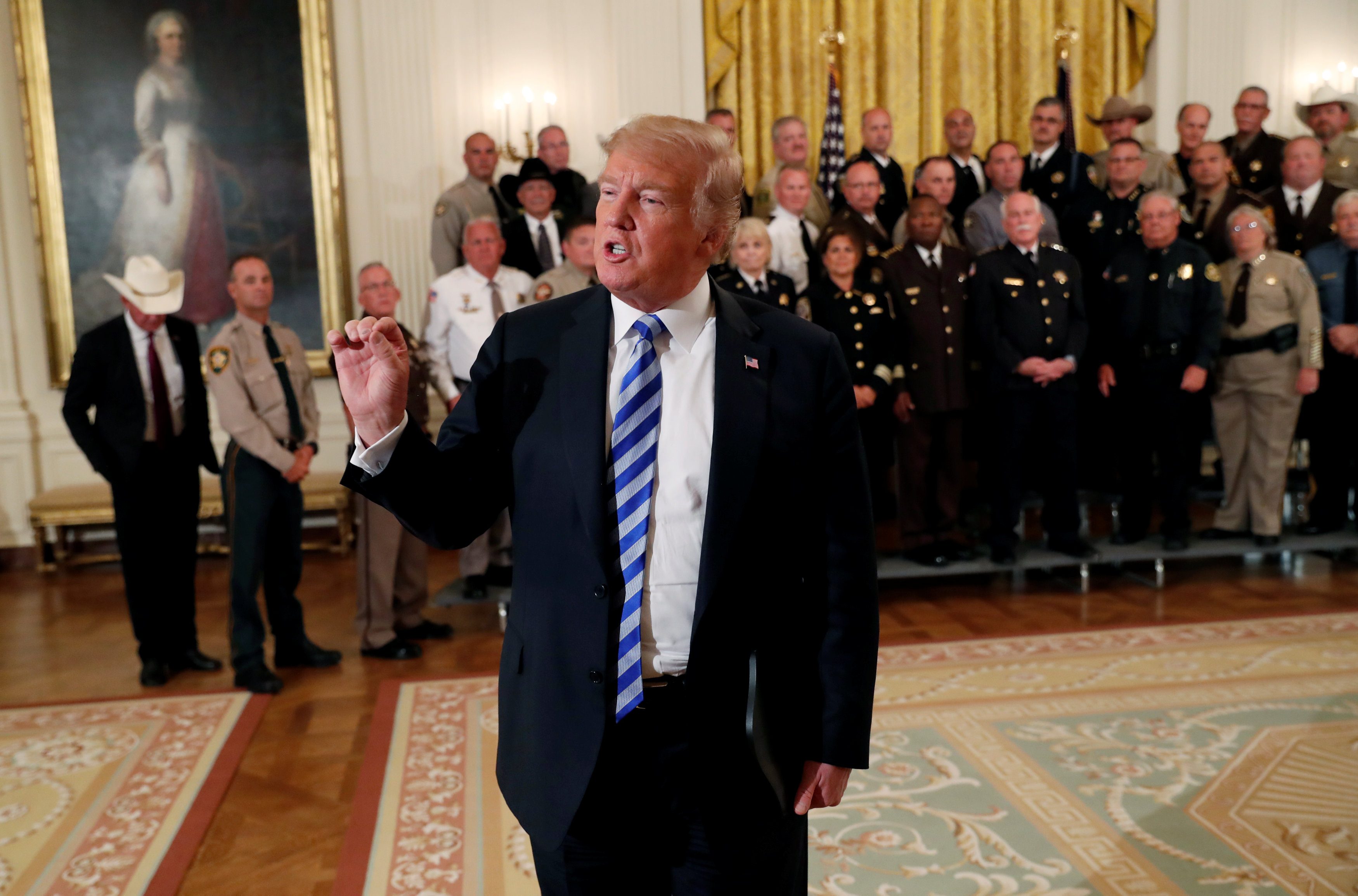 ترمب يغرد بكلمة واحدة «خيانة».. واقعة نادرة من موظف في البيت الأبيض دفعته للشعور بذلك