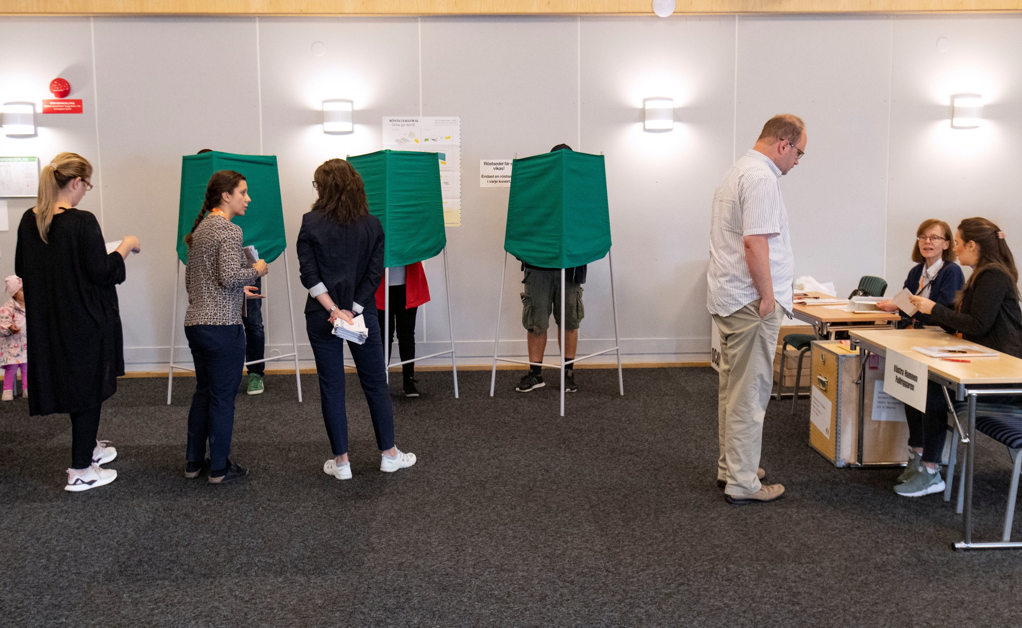 اللاجئون يتنفسون الصعداء.. الحزب الحاكم يتصدر انتخابات السويد ويتقدم على اليمين المتطرف خلافاً للتوقعات