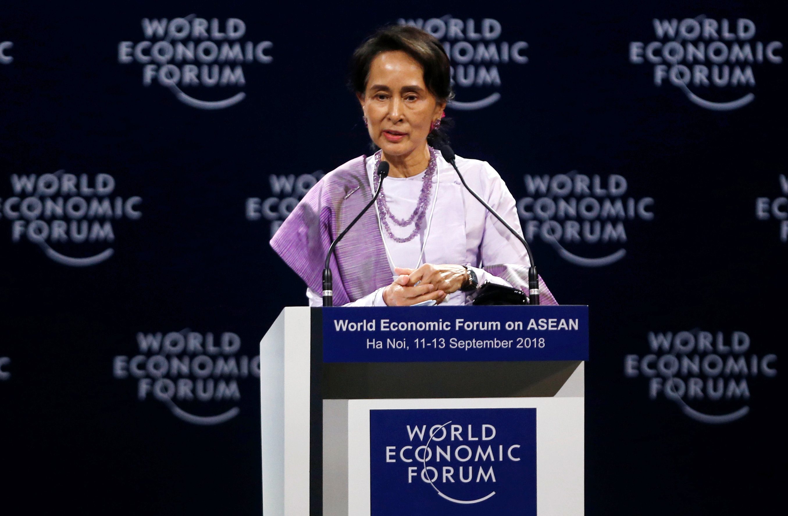 زعيمة بورما: كان بإمكاننا التعامل بشكل أفضل مع مسلمي الروهينغا.. وهذا أول تعليق لها على حبس صحافيَّي «رويترز»