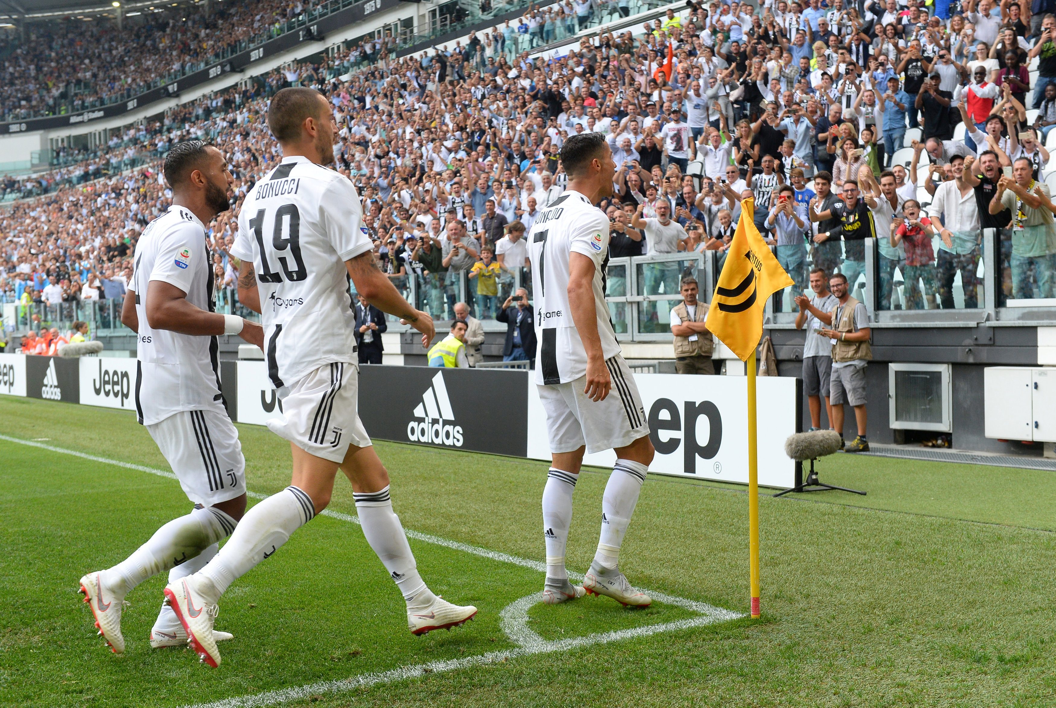 شاهد: كريستيانو رونالدو يكسر صيامه عن التهديف، ويحرز أولى ثنائياته في الدوري الإيطالي