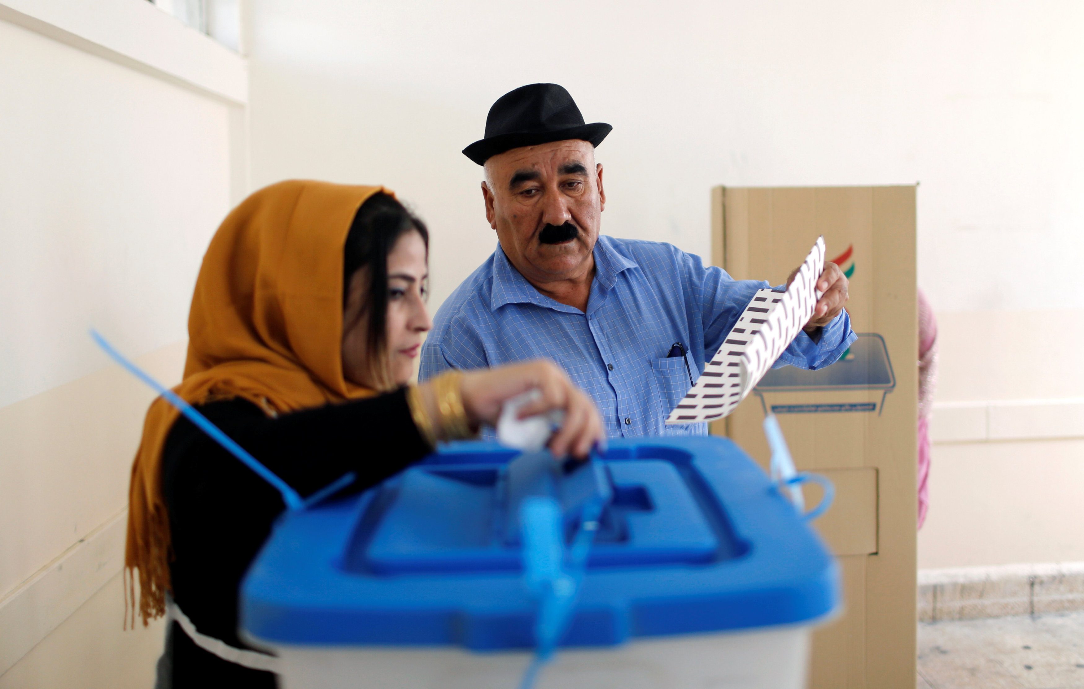 رجل كردي وزوجته يصوتون في الانتخابات التشريعية/ رويترز