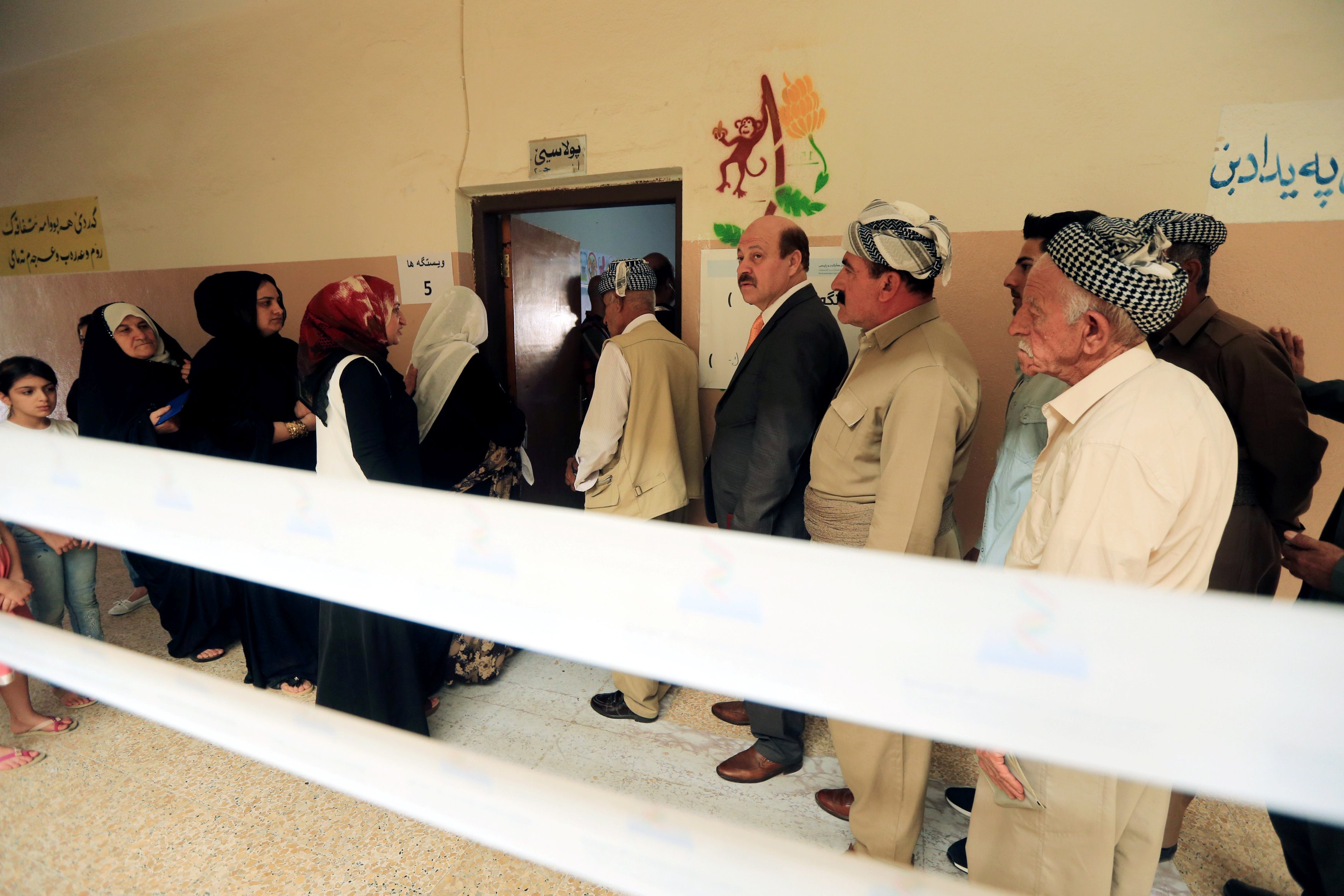 الشعب الكردي يقف في الصف للتصويت في مركز اقتراع/ رويترز