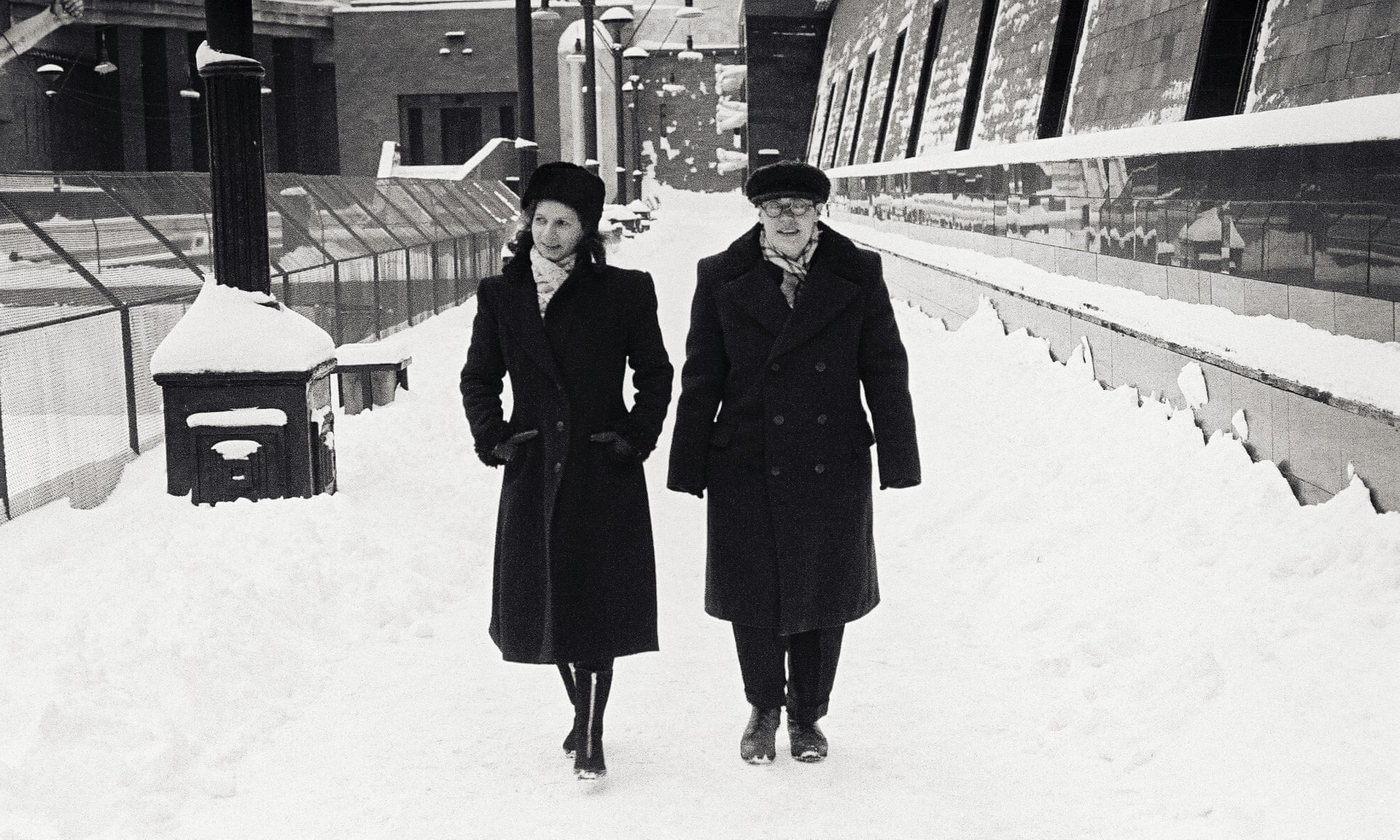 مخرج يدفع أموالاً لـ 400 شخص ليعيشوا كـ«مواطنين سوفييتيين».. خلال 3 سنوات ارتبطوا وانفصلوا وأنجبوا 14 طفلاً من أجل تصوير فيلم