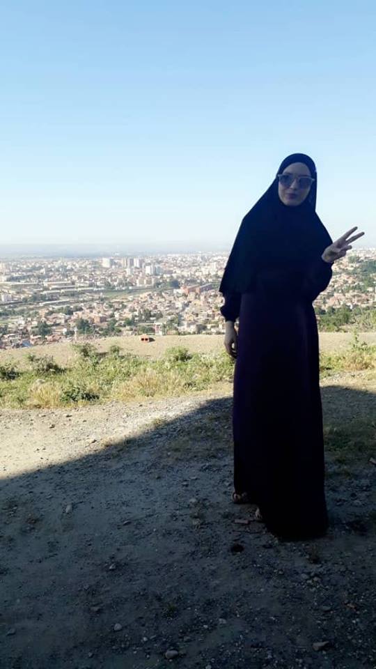 أسلمت ووضعت الحجاب وقررت أن تلحق به إلى الجزائر