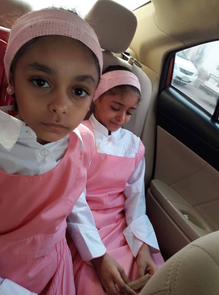 صورة لطفلتين يمنيتين مُنعتا من مواصلة الدراسة في السعودية تثير السخط.. ومقربٌ من أبيهما يشرح القصة