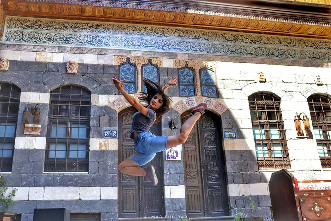 هذا ما قالته راقصة الباليه السورية التي أثارت جدلاً برقصها في ساحة أحد مساجد دمشق
