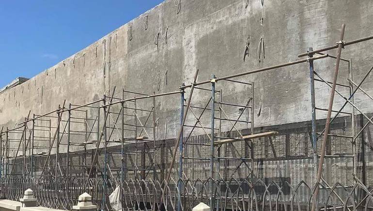 الأسوار الجديدة تحجب رؤية البحر لمعظم المصريين في الإسكندرية