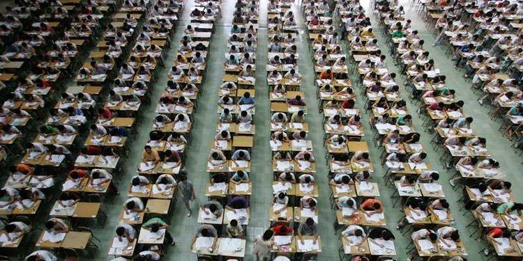 تقديم امتحان اللغة الإنجليزية في جامعة دونغقوان. الإنجليزية هي إحدى 3 مواد رئيسية للاختبار، جنباً إلى جنب مع الرياضيات والصينية/ wikimedia