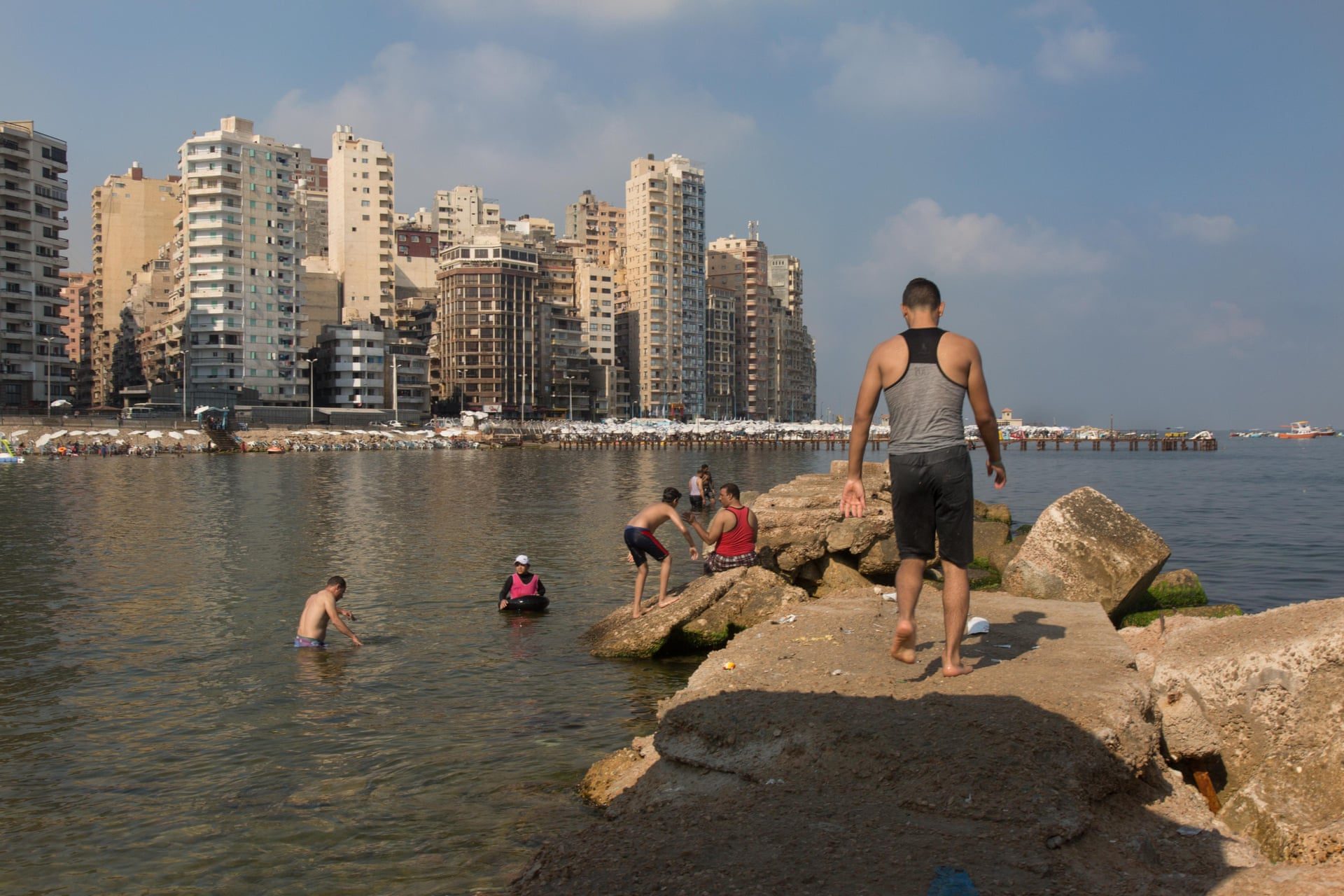 بحسب أرقام الأمم المتحدة، لو ارتفع مستوى سطح البحر بمقدار 50 سنتيمتراً فقط، فسوف تُدمّر شواطئ الإسكندرية بالكامل