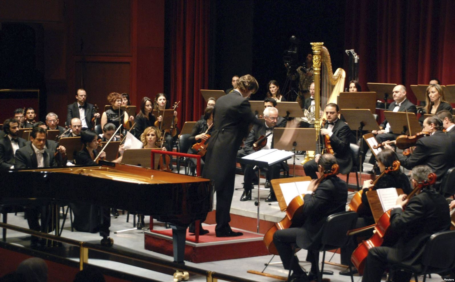 مالك جندلي.. سوري أميركي ينشر السلام من خلال الموسيقى والفن