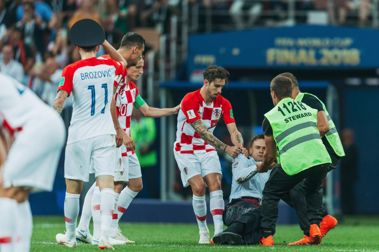 بيوتر فيرزيلوف بعد اقتحامه الملعب الذي شهد نهائي كأس العالم في روسيا