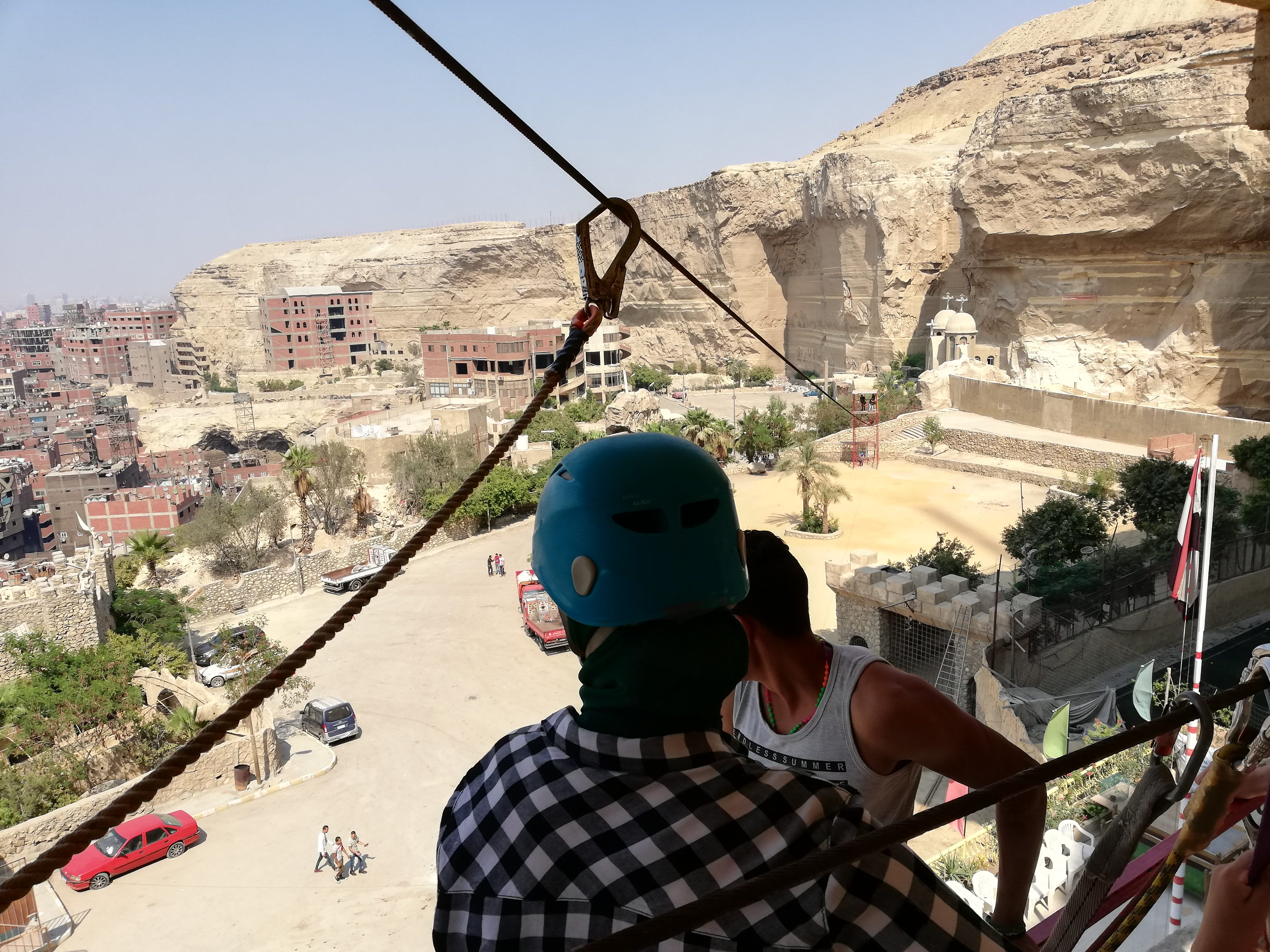 تسلُّق الجبال أصبح متاحاً في قلب القاهرة.. «مغامرة ومتعة» في مركز لألعاب الحبال بجبل المقطم