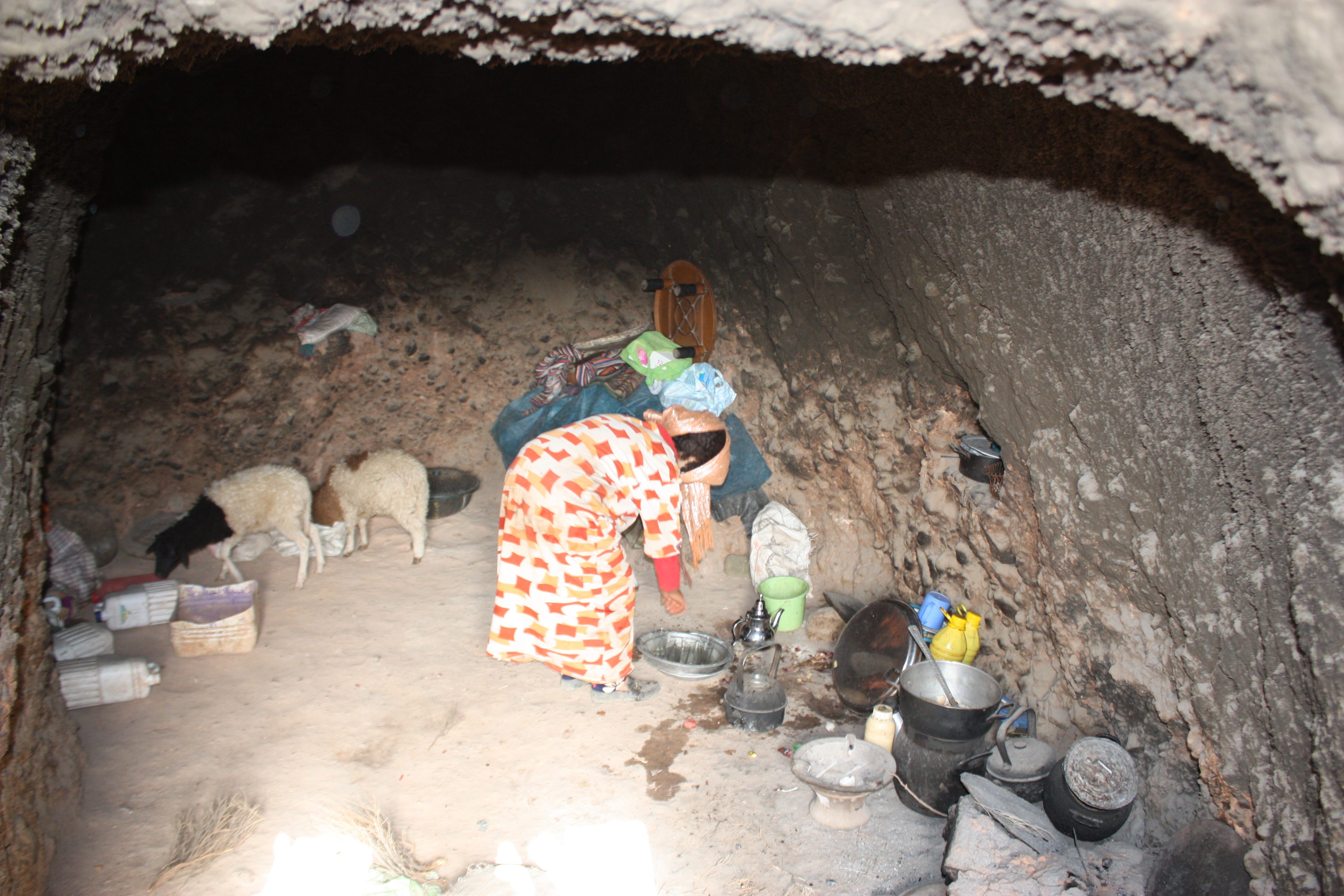 «أهل الكهف».. أسر مغربية اختارت العيش مع ماشيتها داخل كهوف الجبال بدل حياة الترحال