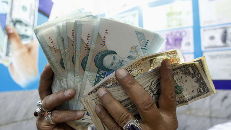 تدهور الريال الإيراني يفاقم أزمة أزمة الدواء في إيران/REUTERS