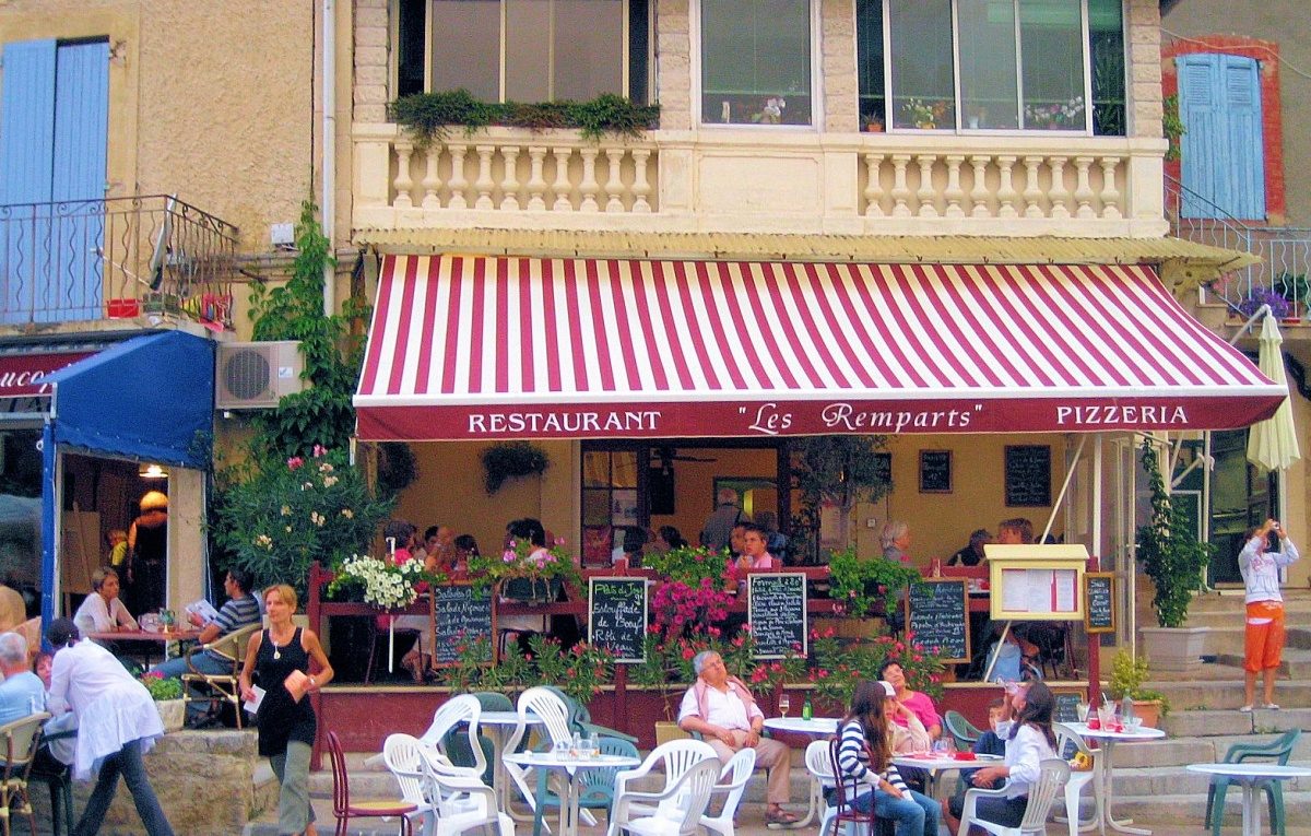 آلاف الوظائف شاغرة، وبعض الأماكن قلَّصت ساعات عملها لنقص العمالة.. العيون في فرنسا تتجه للاجئين لحل المشكلة