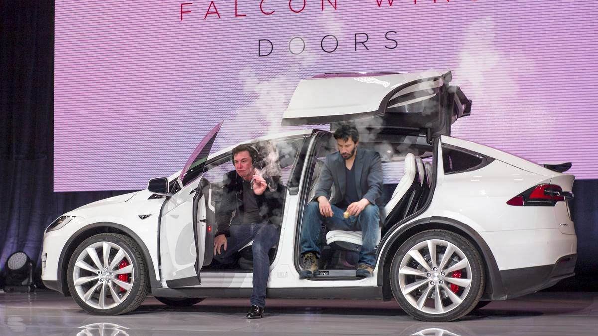 ثمن الكاريزما والاستعراض.. ملياردير السيارات الكهربائية يخسر الكثير بينما يقوم بتدخين مخدّر على الهواء مباشرة