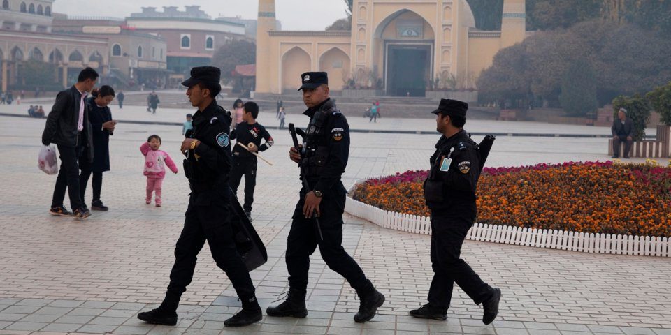 سمعنا عن احتجاز الصين نحو مليون مسلم في معسكرات، لكن لا نعرف كيف هي أوضاعهم.. شاهدا عيان عاشا هناك نقلا ما حدث
