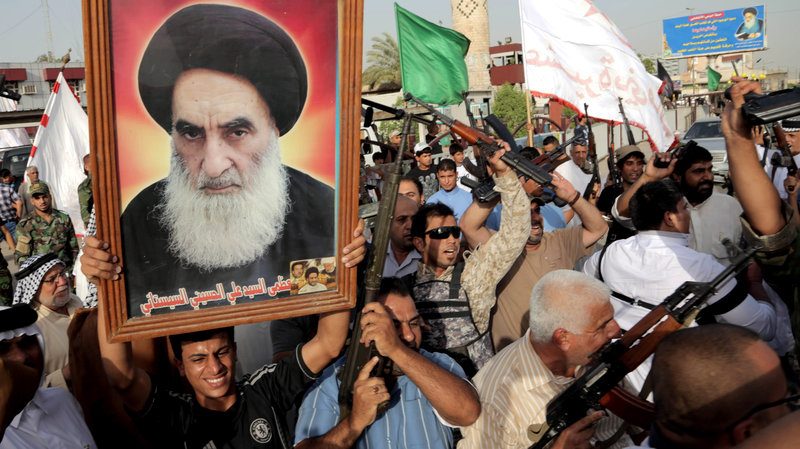 متظاهرون يرفعون صورة المرجع الشيعي الأعلى في العراق، آية الله العظمى علي السيستاني