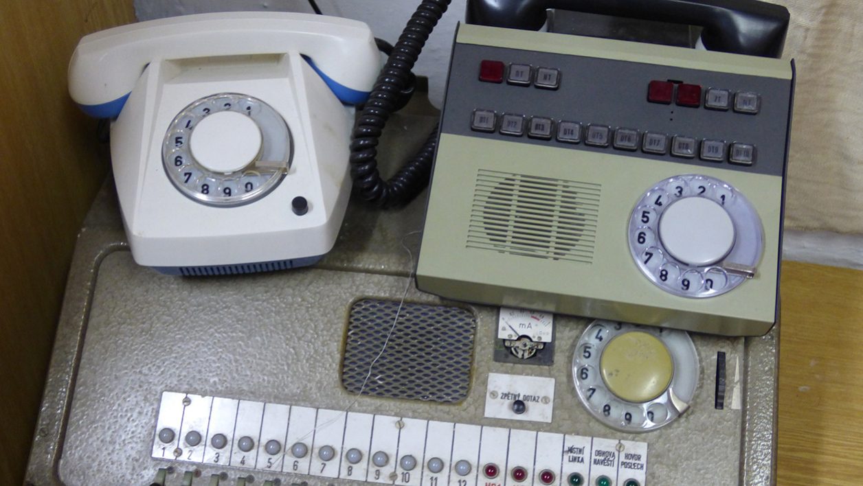 بينها فلاش الكاميرا وقرص الهاتف وآلة الكتابة.. أصواتٌ مألوفة ستختفي قريباً من عالمنا