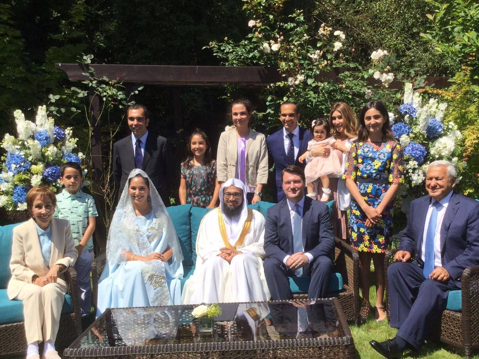 الأميرة بسمة (أقصى اليسار) وزوجها وليد الكردي (أقصى اليمين) في حفل زفاف ابنتهم زين الشرف