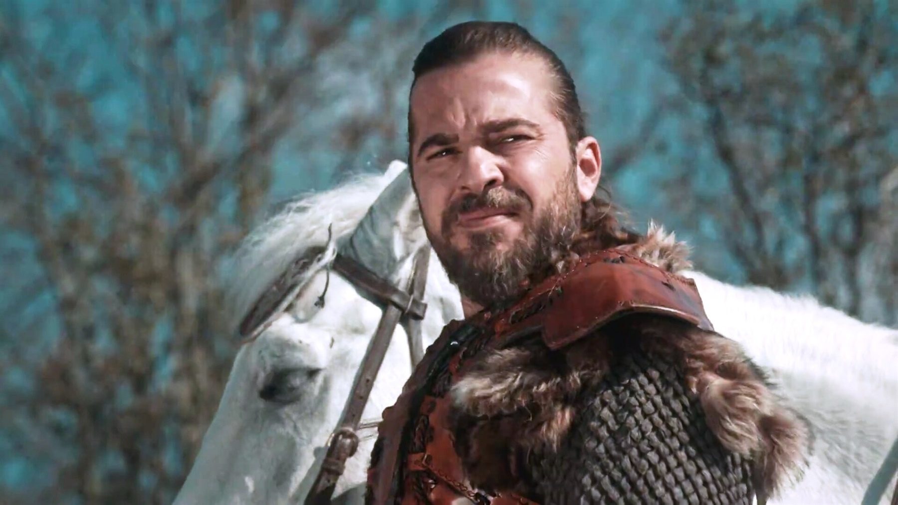 «أرطغرل» يزور الكويت.. أعجبه ارتداء العباءة: «رائعة» (صور وفيديو)