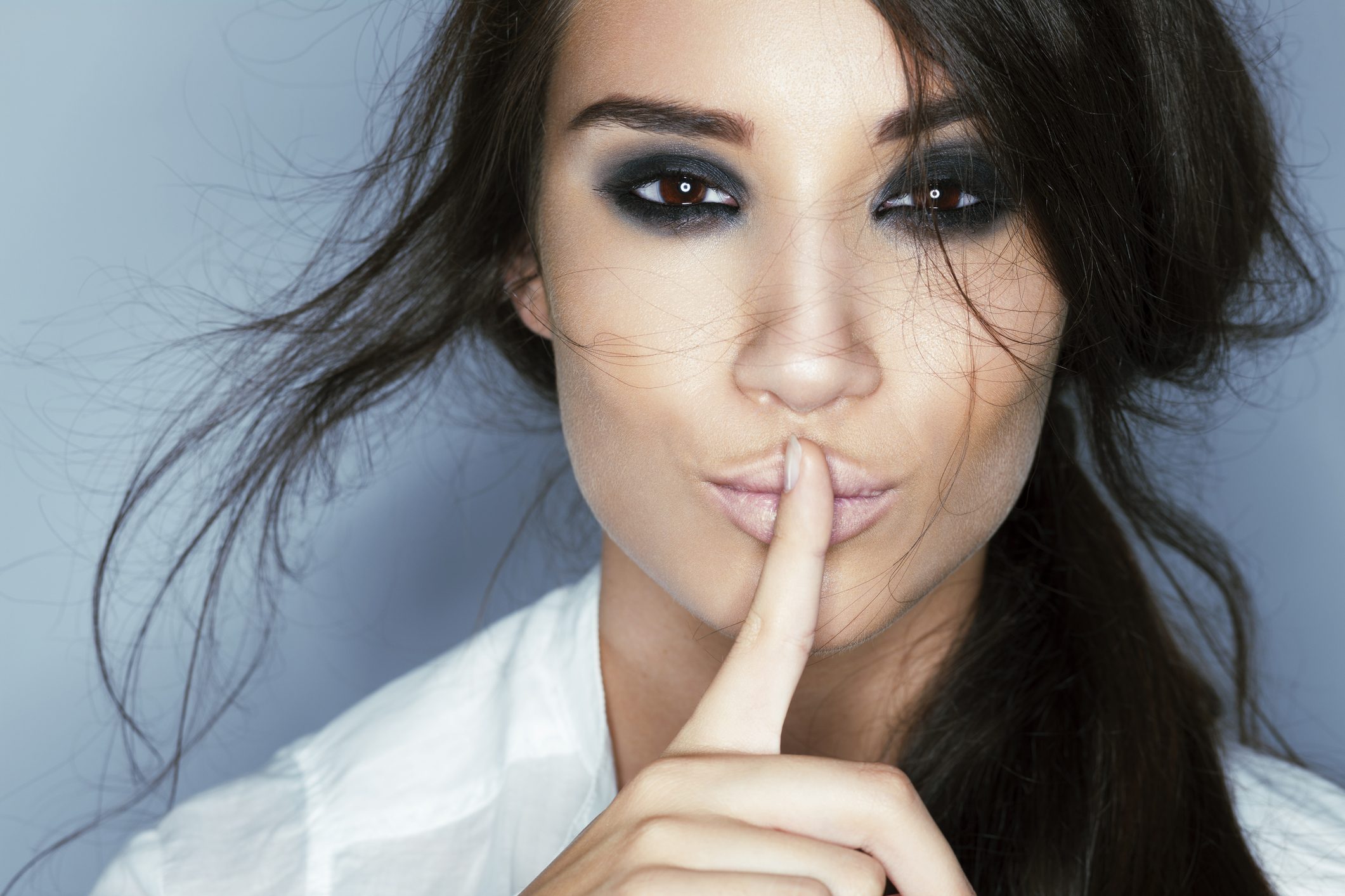 كيف اضع مكياجا للعيون البنية /iStock
