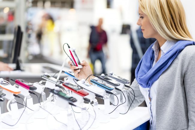 مللتَ من ارتفاع سعر الآيفون وأجهزة سامسونغ التي لا تميِّزك عن غيرك.. لماذا لا تجرب هذه الهواتف المميزة لشركات أخرى؟