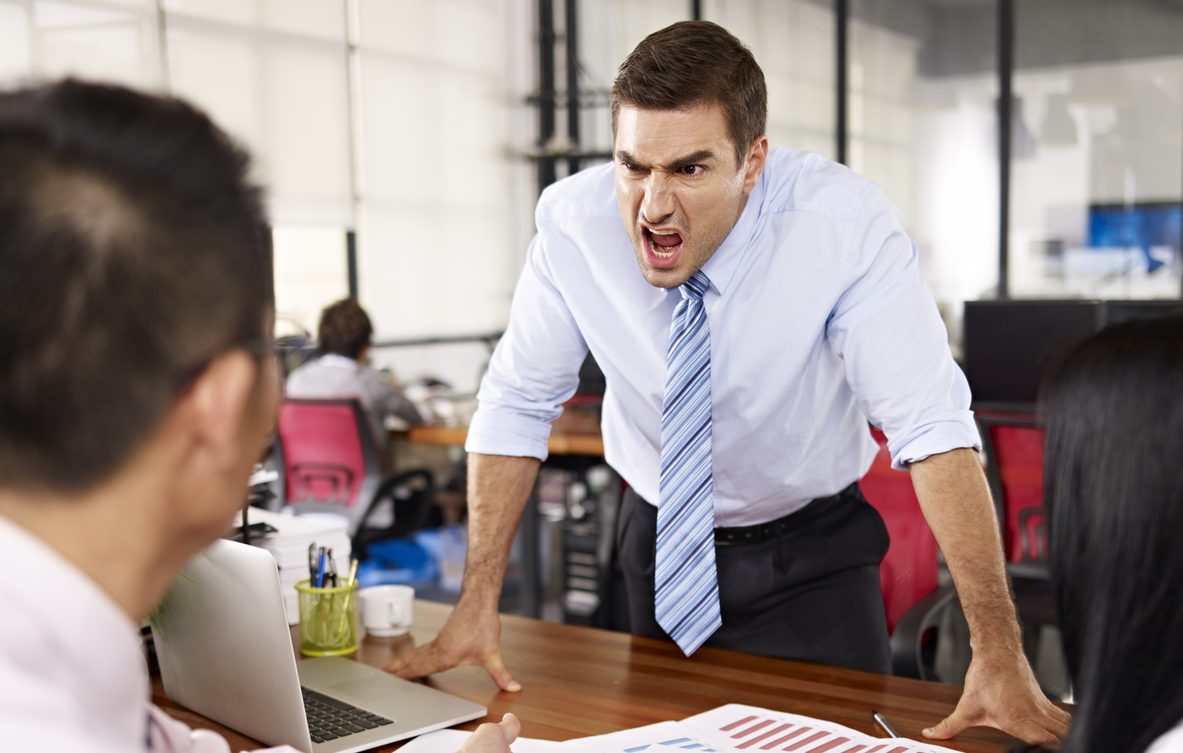 تفكر بالاستقالة؟ إليك نصائح هامة تساعدك في التعامل مع المدير المتعنّت والاحتفاظ بوظيفتك