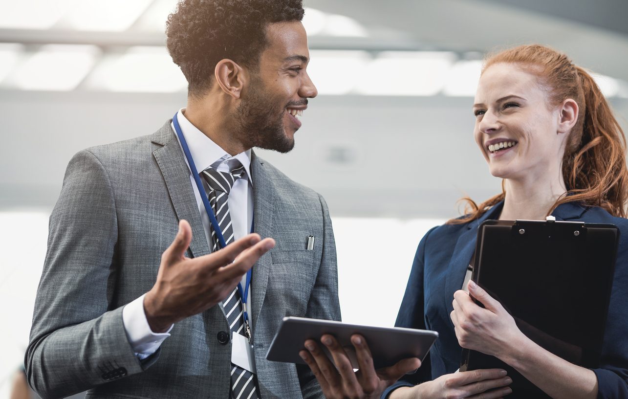 يريدها زوجة جاهلة تطيع كل أوامره، وتعجبه زميلة العمل المثقفة الطموحة.. ما سر تناقض الرجال؟