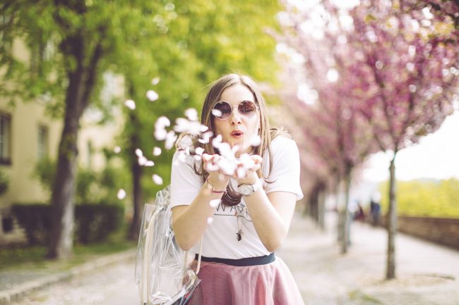 أن تكون سعيداً ليس لأن كل شيء جيد بل لأنك ترى الجيد في كل شيء