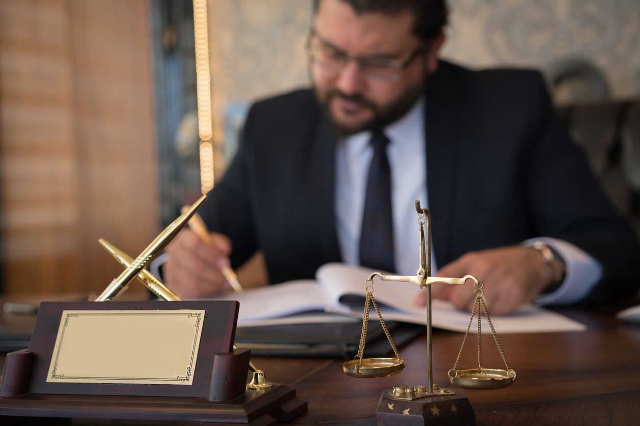 قضاة فلسطينيون يلجأون للعشائر للمطالبة بحقوقهم.. عندما يغيب حكم القانون في الدولة!