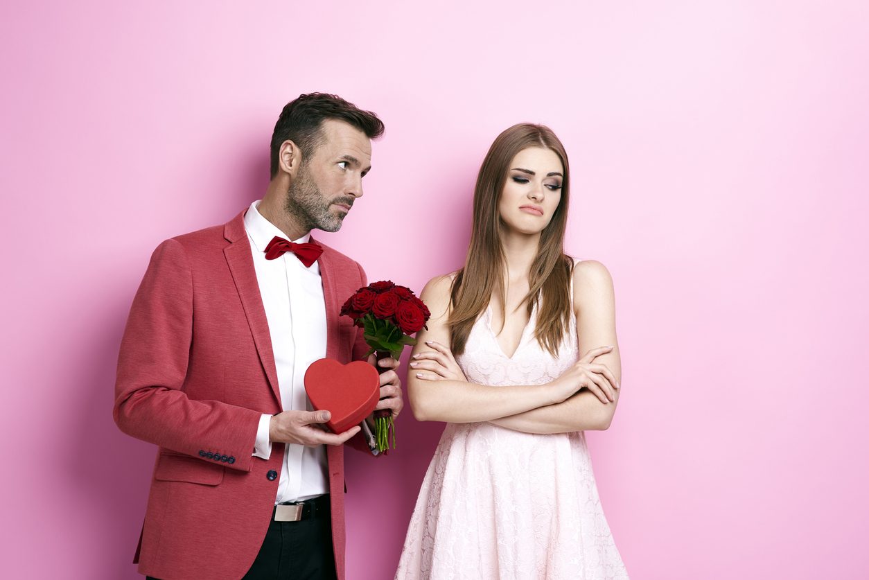 لا تصدقي خرافة الاهتمام.. الرجل يعشق معذبته!