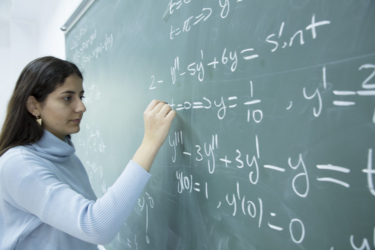 لا وقت لتصفيف شعر الرّأس.. 10 أشياء تجعل دراسة الرياضيات في المغرب مسألة معقدة!