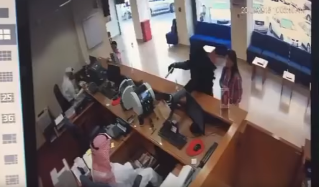 القبض على سارق بنك كويتي بمسدس لعبة!.. تنكَّر في زي نسائي وهدَّد الموظفين: حفجر نفسي