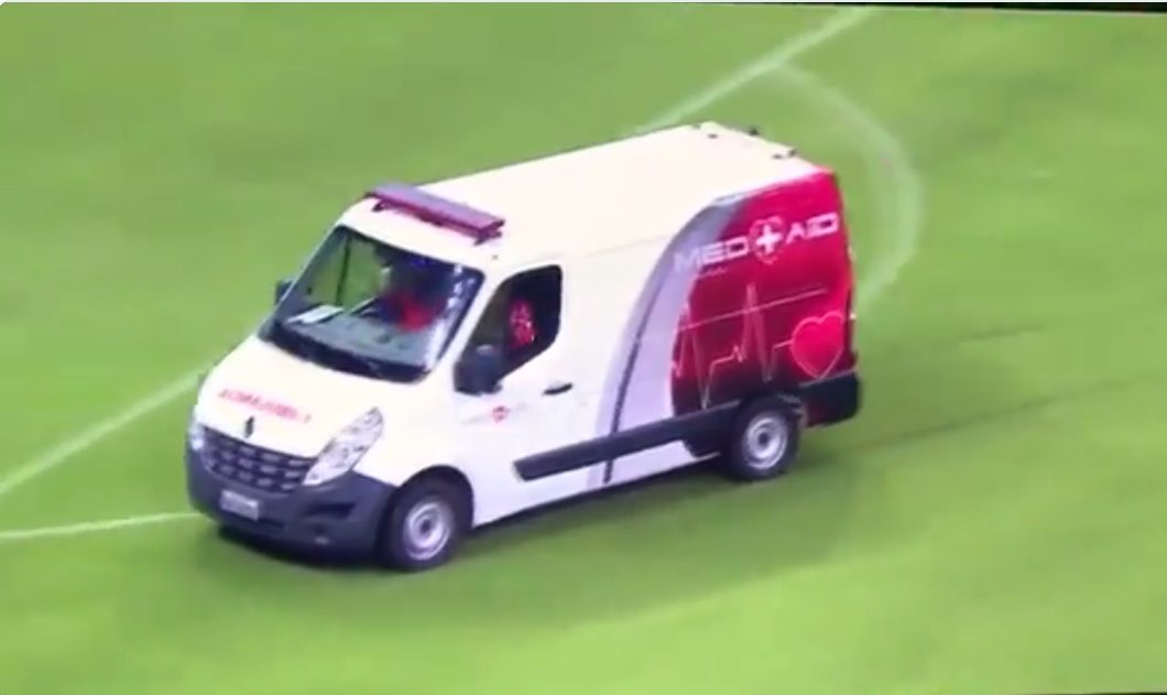 المضحك المبكي.. لاعبون ينقذون سيارة إسعاف في إحدى مباريات الدوري البرازيلي (فيديو)