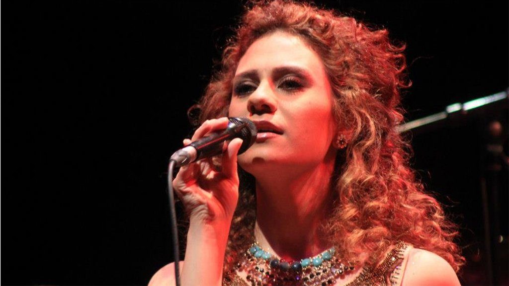 في زمن الكلمات الهابطة .. هكذا عادت الأغنية بالفصحى الى الساحة بقوة