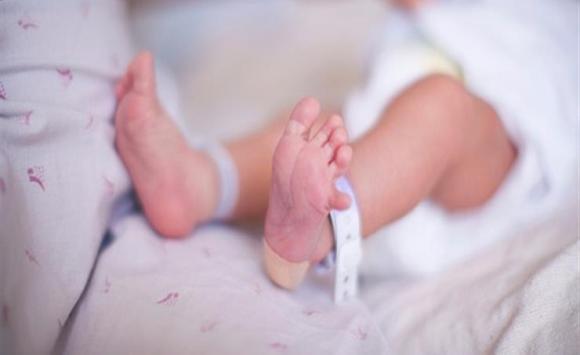 عرض زوجين مصريين لطفلهما للبيع