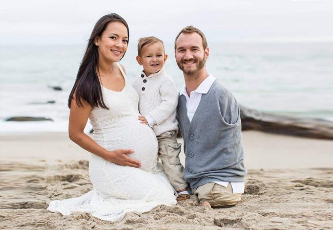 نيك فيوتتش.. الرجل الذي من دون ذراعين ولا قدمين وأصبح أباً لأربعة أطفال