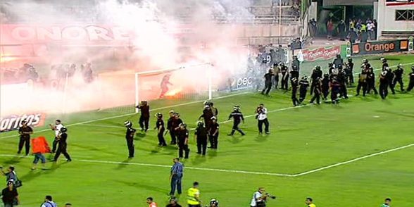 بعد فوز الترجي على النجم الساحلي.. أحداث شغب في المدرجات، والأمن يستخدم الغاز المسيل للدموع بكثافة! (فيديو)