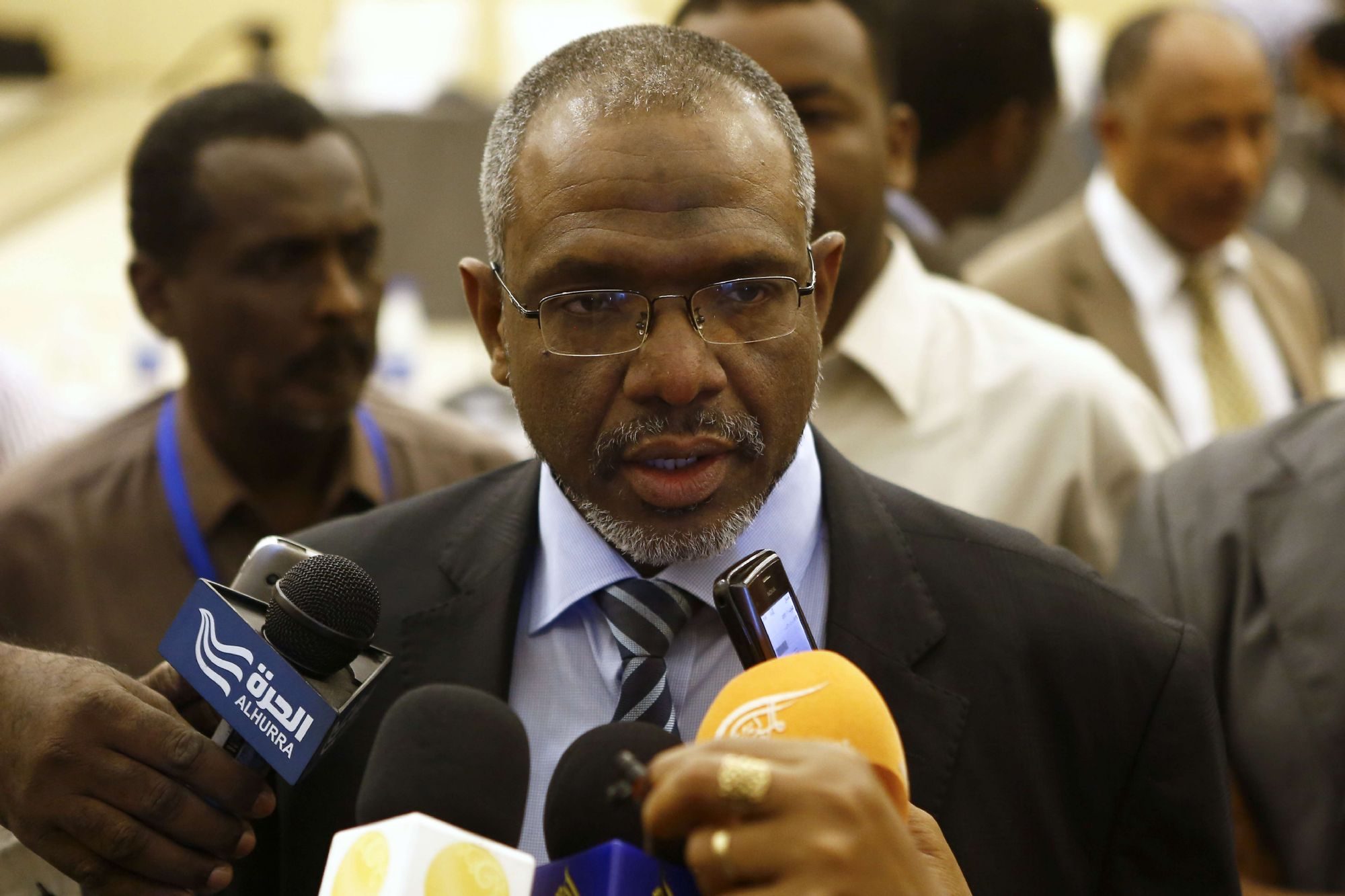 يثق به البشير وينتمي للحركة الإسلامية ولا تكرهه المعارضة.. مَن هو رئيس وزراء السودان الجديد؟