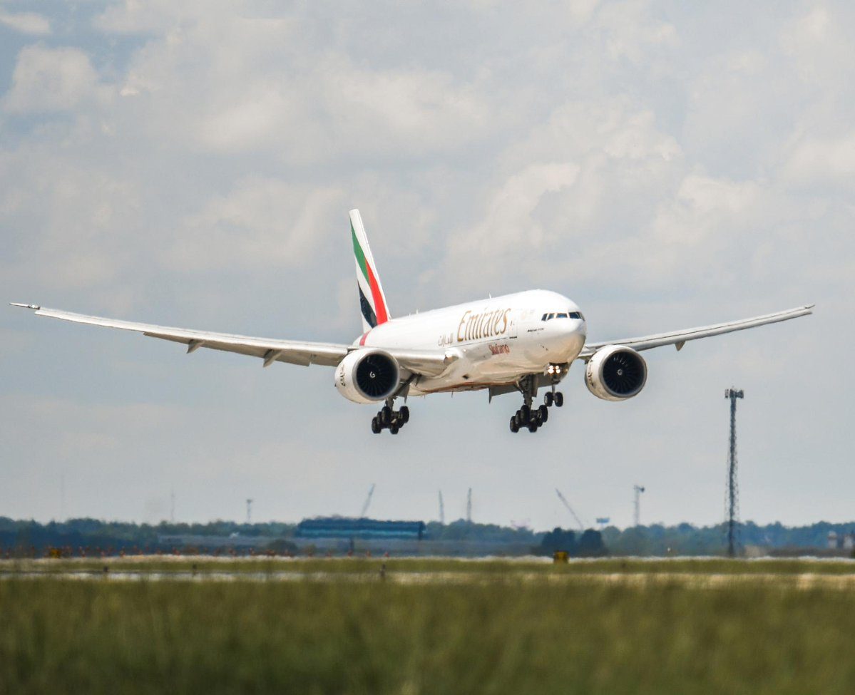 إصابة 100 راكب بوعكة صحية على متن رحلة لـ«طيران الإمارات» إلى أميركا.. والطائرة نُقلت للحجر الصحي