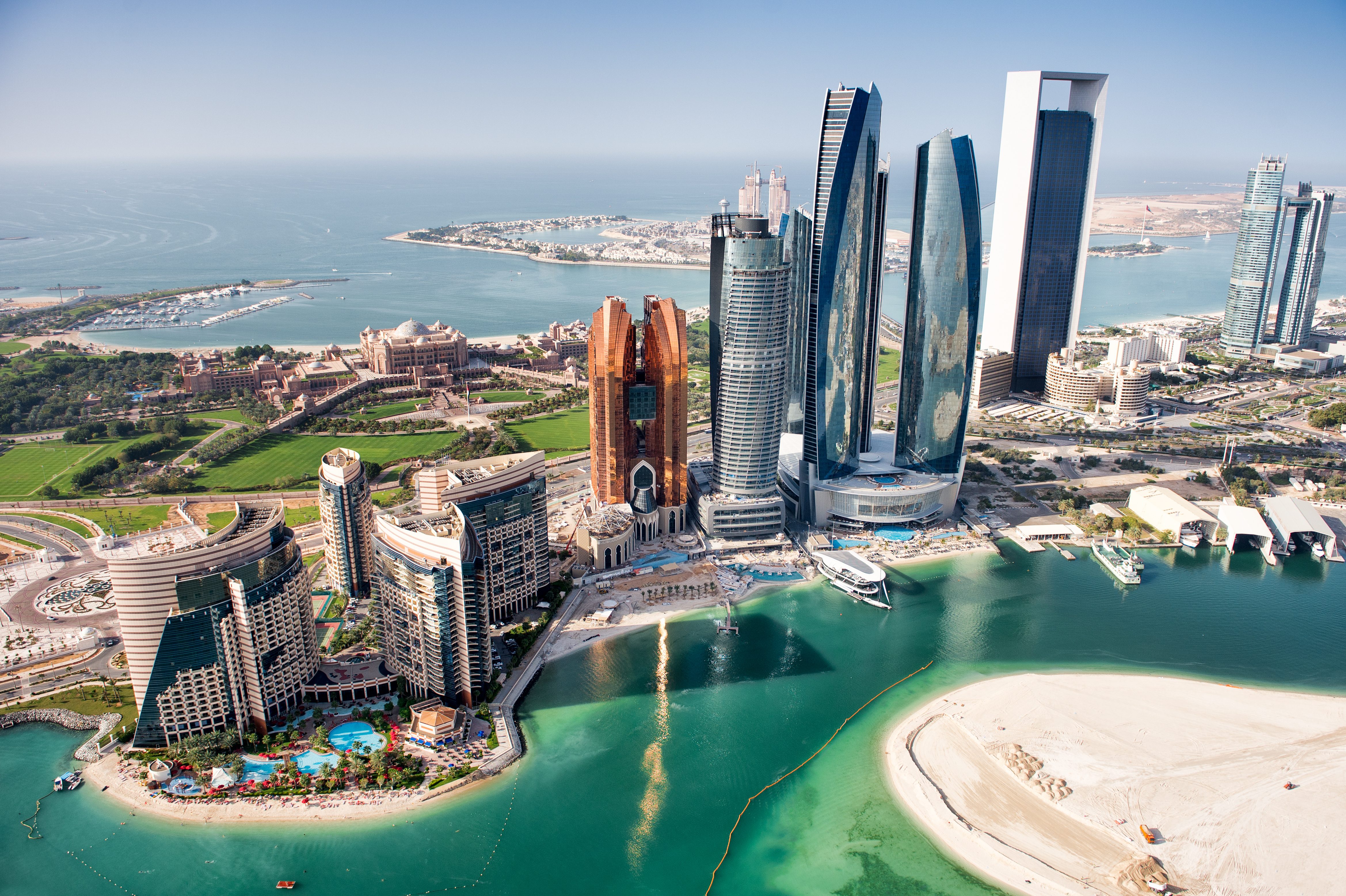 الإمارات تعطي الأولوية في منخ الجنسية إلى بعض دول الخليج المجاورة لها