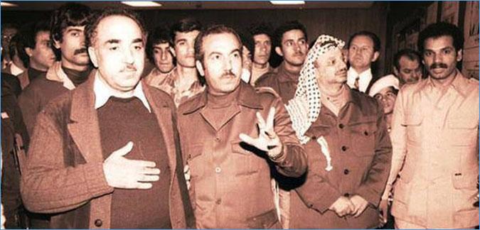 أبو أياد الذي يُعتقد أنه مؤسّس مجموعة أيلول الأسود مع الزعيم الفلسطيني ياسر عرفات/يسار الصورة