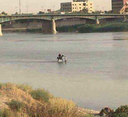 صورة صادمة نشرت بالعراق لشخص يتحرك داخل دجلة بفرس وليس زورق