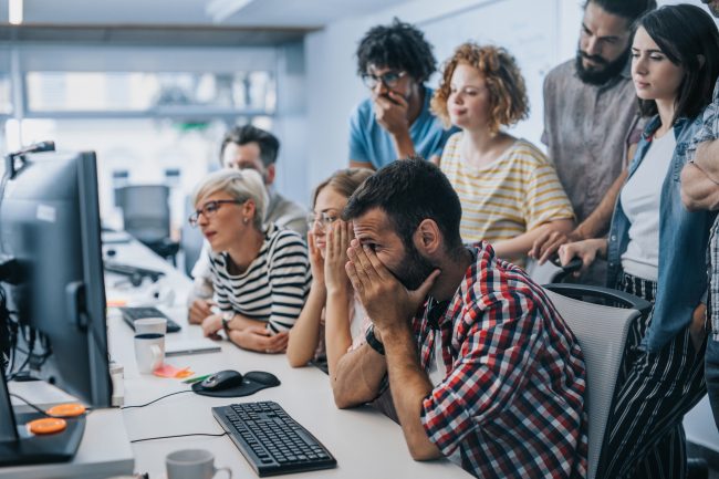 مشكلات أماكن العمل المشتركة تخلق التعاسة.. ولكن بهذه التحسينات البسيطة يمكنك التأقلم مع جلبة زملائك ونيل بعض الخصوصية