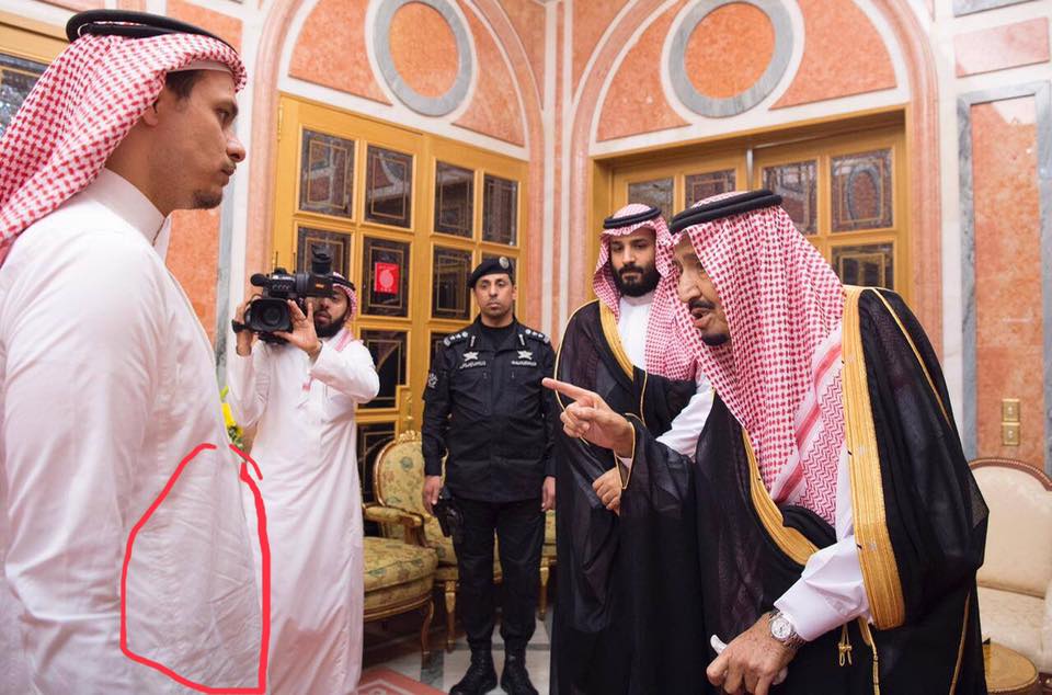 نظرات نجل خاشقجي وملابسه تحكي كثيراً من التفاصيل المكتومة