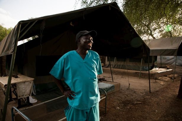 طبيب في جنوب السودان يجري جراحات لمرضاه بقطع غيار السيارات