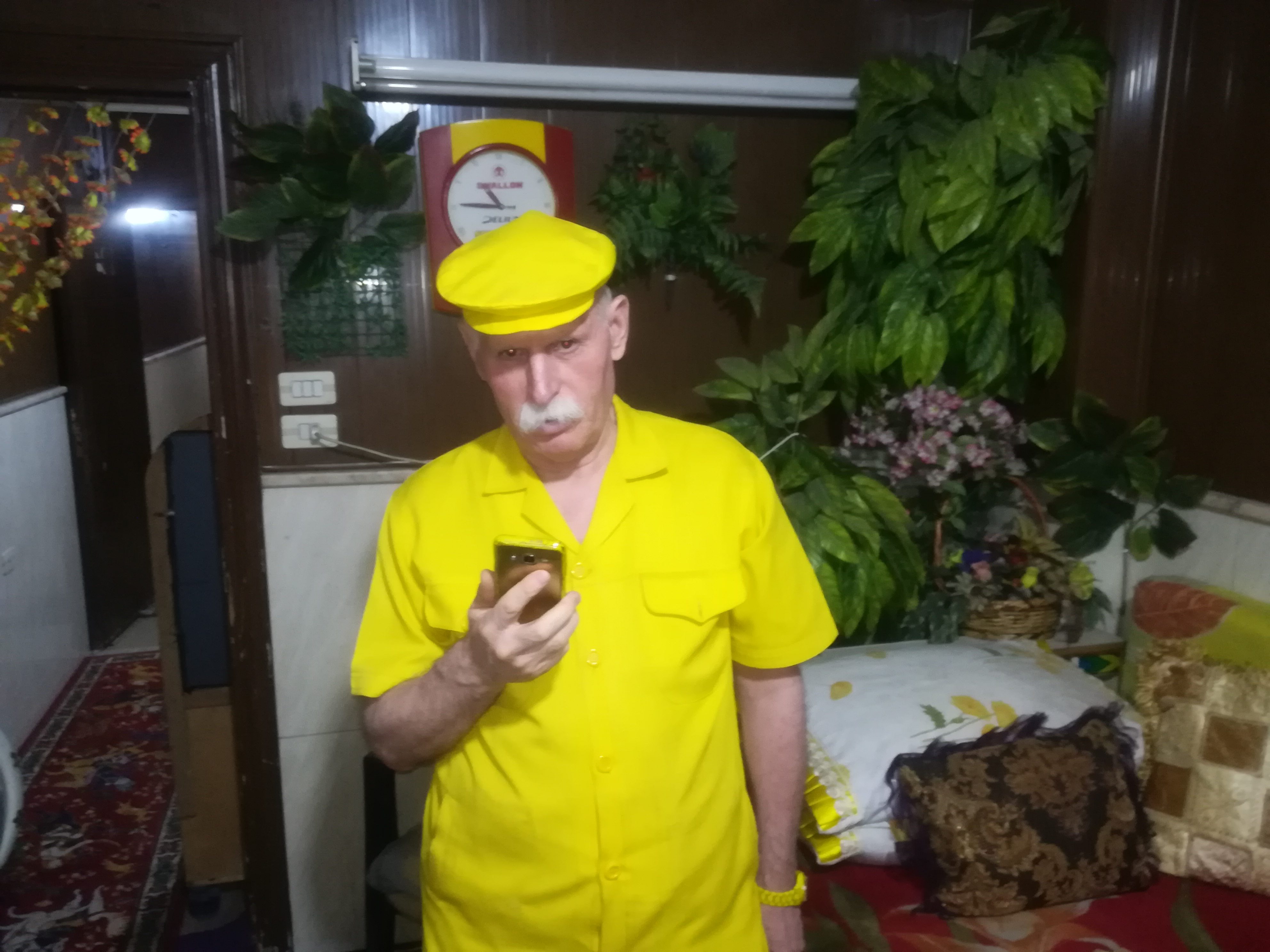 تحول اللون الأصفر لجزء من حياته فجهازه الخليوي لونه أصفر/ خاص