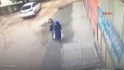 الأرض تبتلع سيدتين في تركيا